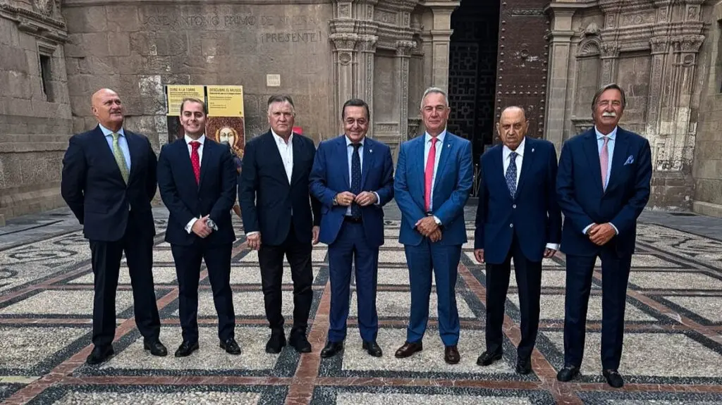 Felipe Moreno, presidente del Real Murcia, con el nuevo comit&eacute; de destacados empresarios y profesionales del Real Murcia (foto: Real Murcia)