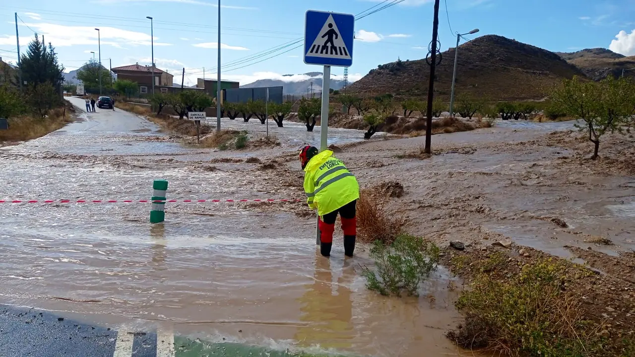 Carretera cortada en Lorca (foto: @112Lorca)