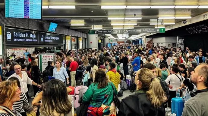Cientos de personas en la estaci&oacute;n madrile&ntilde;a de Atocha (foto: EP)