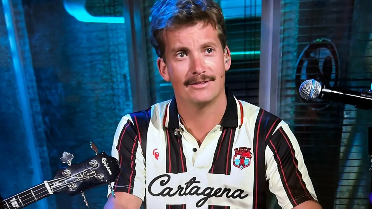 Grison viste una camiseta en la que se lee 'Cartagena'