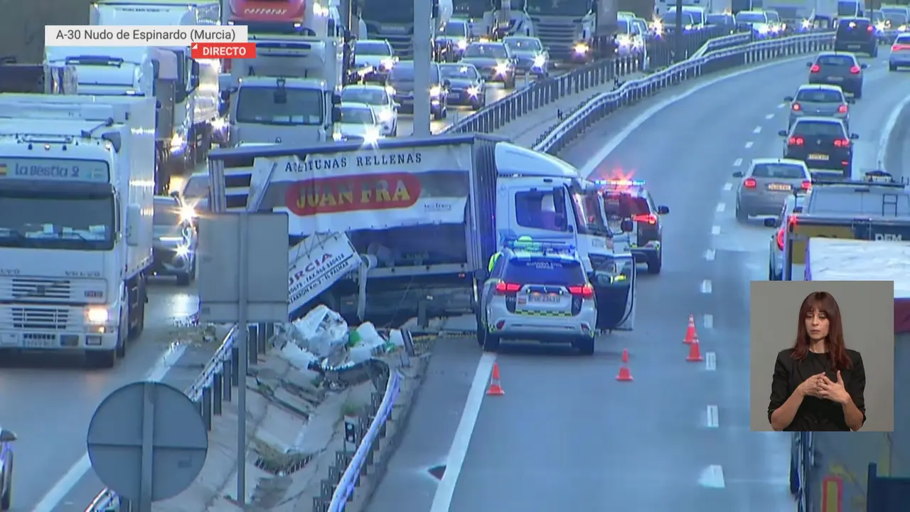 Cami&oacute;n volcado (foto: La 7)