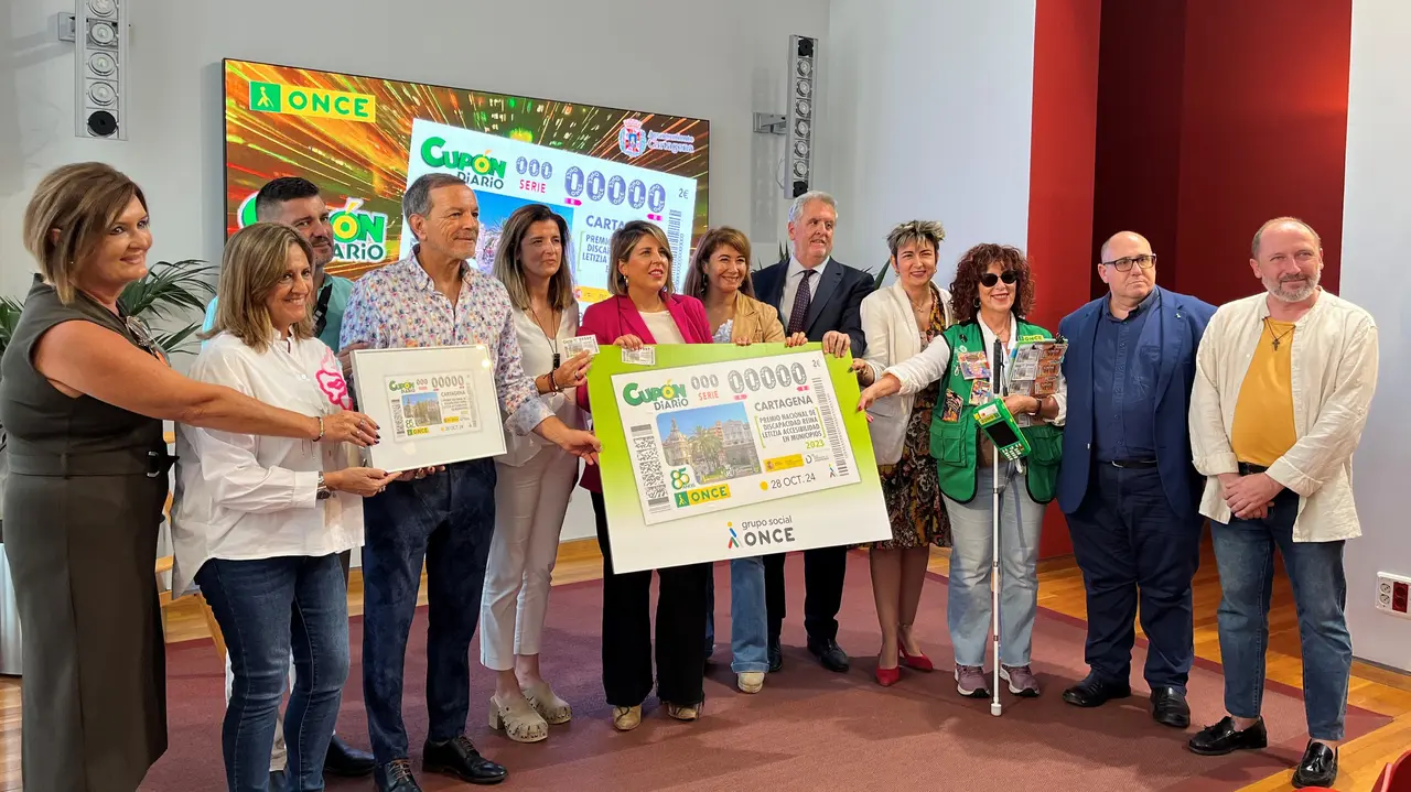 Noelia Arroyo, alcaldesa de Cartagena, con el cup&oacute;n conmemorativo del Premio Nacional Reina Letizia de Accesibilidad en Municipios 2023 para la ciudad portuaria (foto: ONCE)