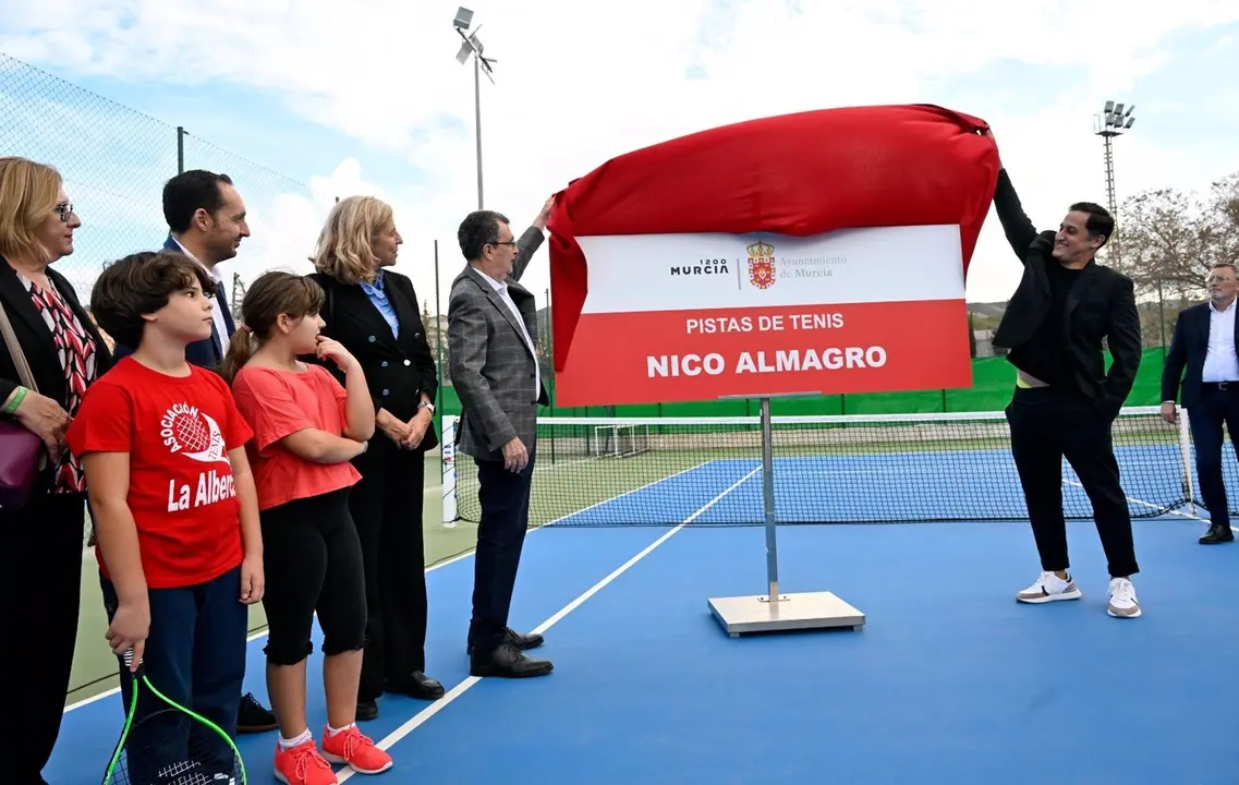 El tenista Nico Almagro y el alcalde de Murcia, Jos&eacute; Ballesta, descubren el nombre de las nuevas pistas de tenis de La Alberca (foto: Ayuntamiento de Murcia)