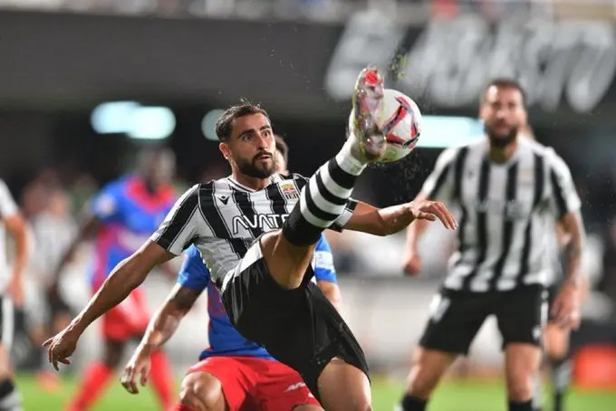Lance del encuentro entre el FC Cartagena y el Elche que ha acabado con empate de 0-0 (foto: La 7)