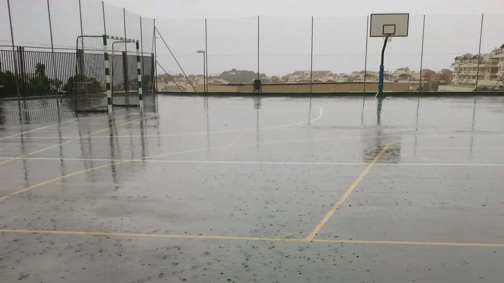 Foto de archivo de un d&iacute;a lluvioso en las instalaciones deportivas de un colegio (foto: Agencias)