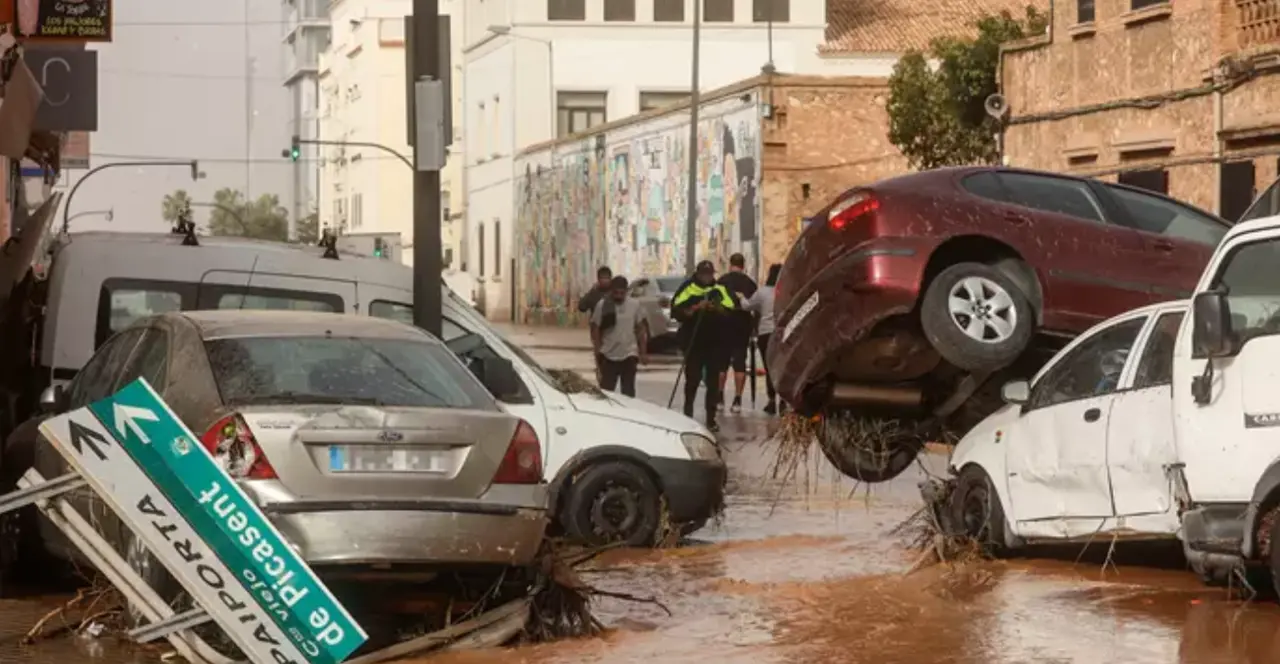 Veh&iacute;culos destrozados tras el paso de la DANA por el barrio de La Torre de Valencia, a 30 de octubre de 2024 (foto:EP)