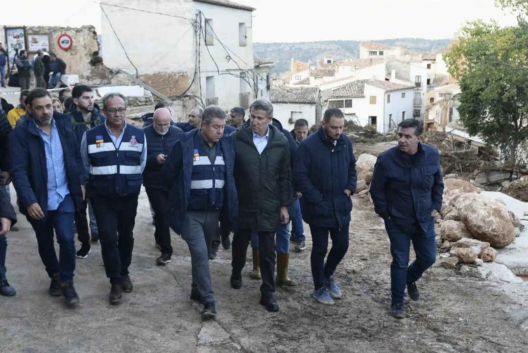 El presidente del Partido Popular, Alberto N&uacute;&ntilde;ez Feij&oacute;o, junto al presidente de Castilla-La Mancha, Emiliano Garc&iacute;a-Page, en su visita al municipio de Letur (foto: EP)