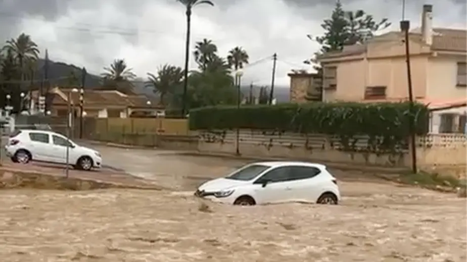 Coche arrastrado por el agua en Mazarr&oacute;n