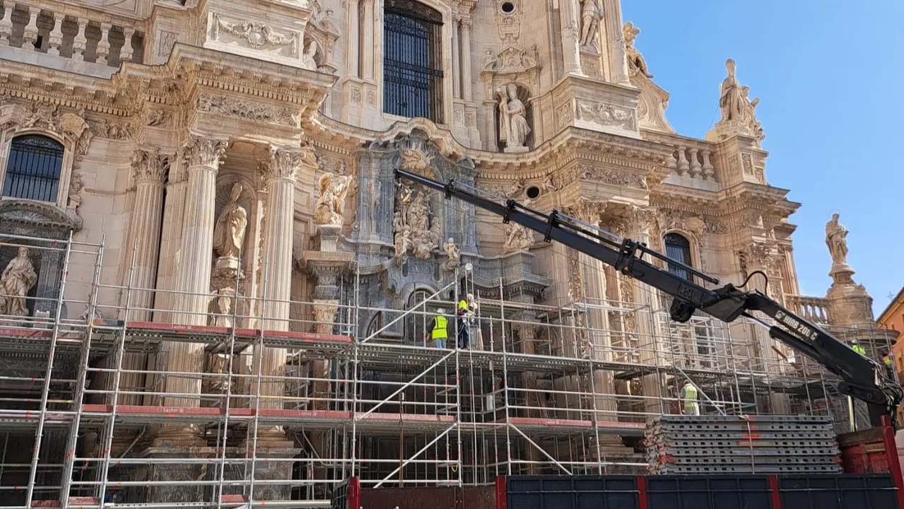 El andamio utilizado para reformar el imafronte de la Catedral de Murcia est&aacute; siendo retirado (foto: La 7)