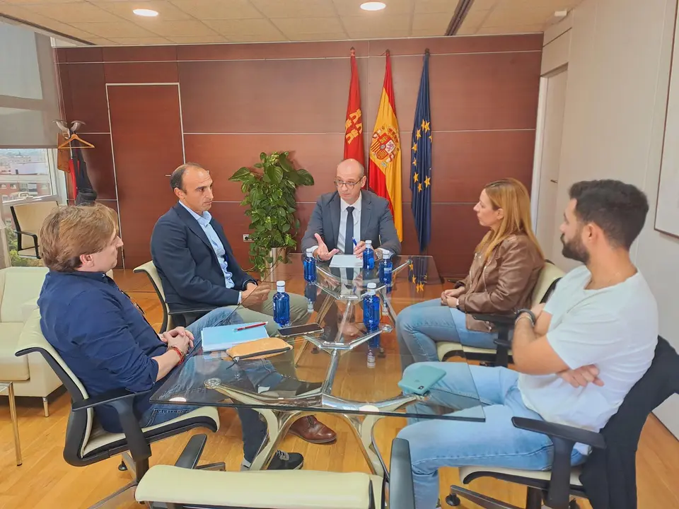 El consejero de Educaci&oacute;n y Formaci&oacute;n Profesional, V&iacute;ctor Mar&iacute;n, reunido con el equipo directivo del centro y la concejala de Educaci&oacute;n del Ayuntamiento de San Javier - CARM