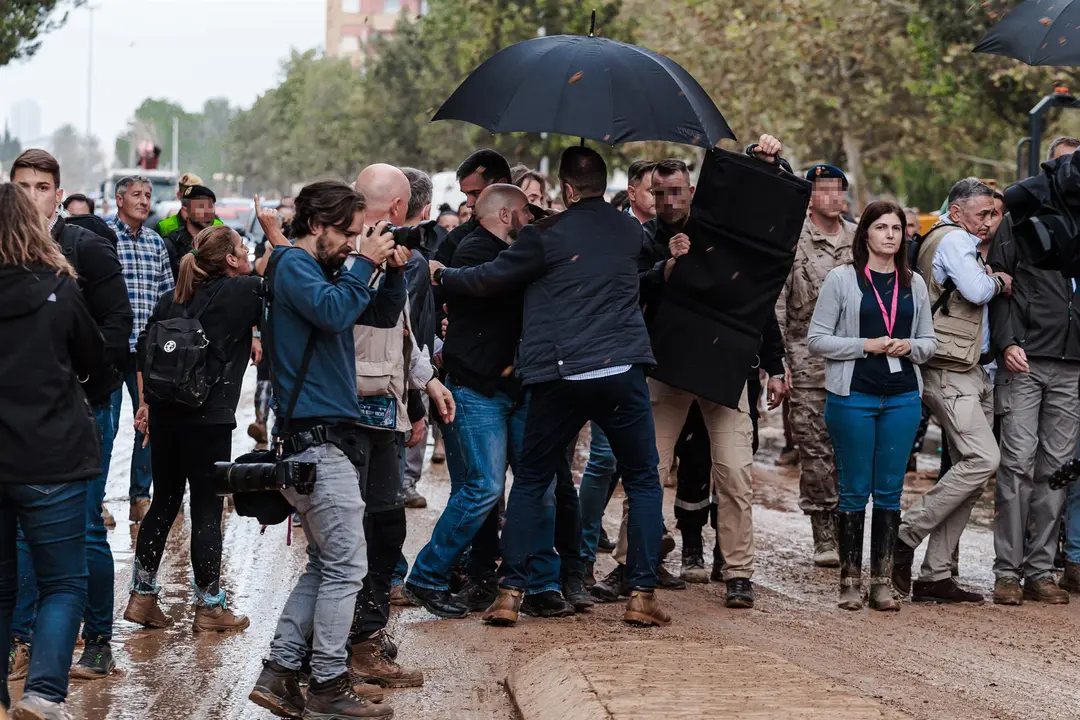 l presidente del Gobierno, Pedro S&aacute;nchez, durante su visita a una zona afectada por la DANA, a 3 de noviembre de 2024, en Paiporta