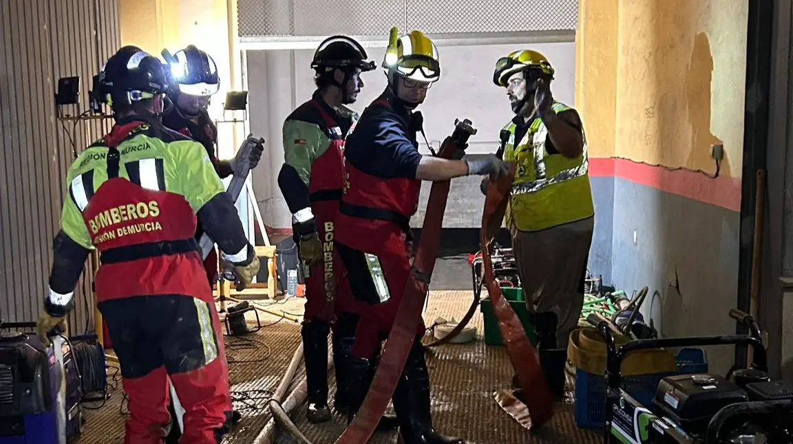 Efectivos del dispositivo de ayuda de la Regi&oacute;n de Murcia trabajan en labores de reconstrucci&oacute;n de calles y s&oacute;tanos anegados por la DANA