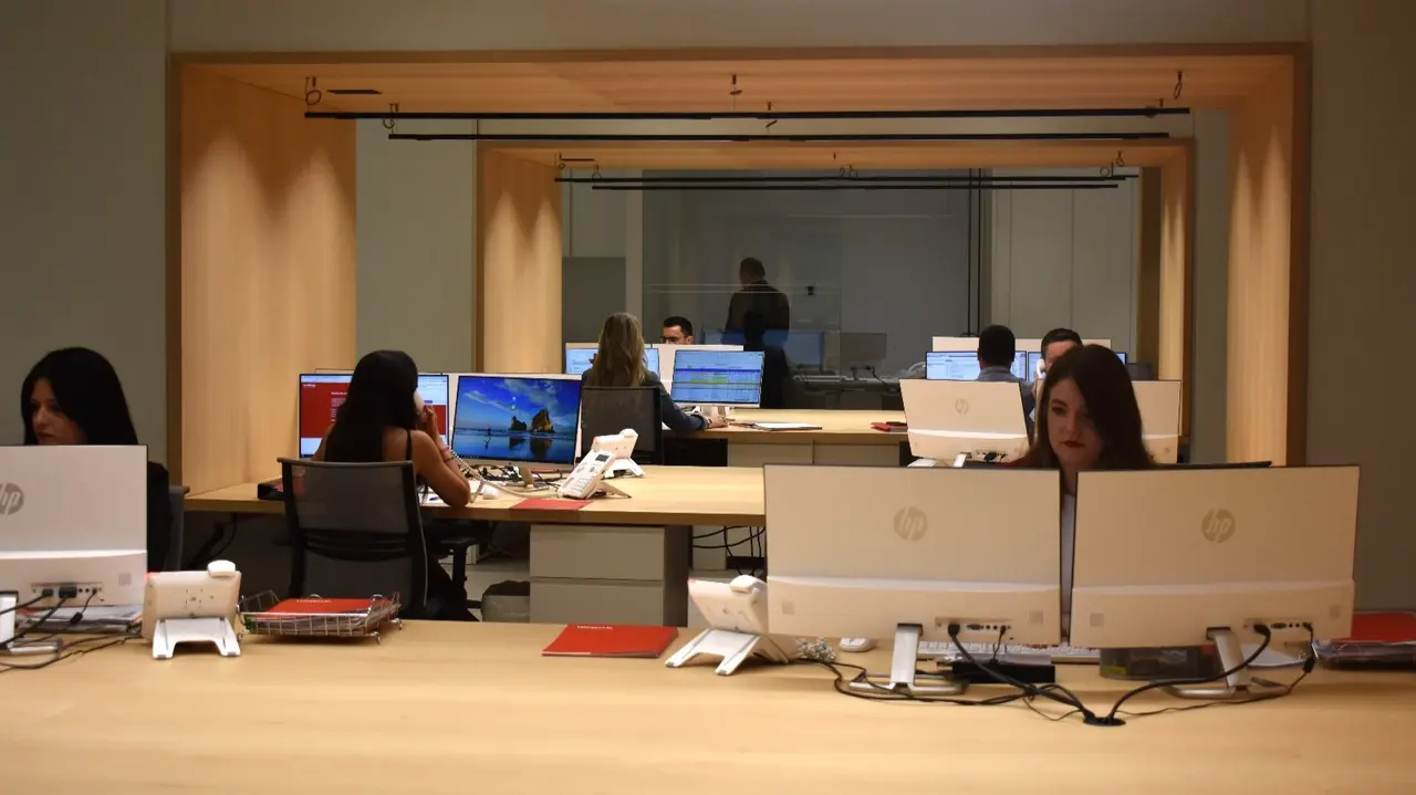 Trabajadores de &Aacute;valam, en las instalaciones de la entidad