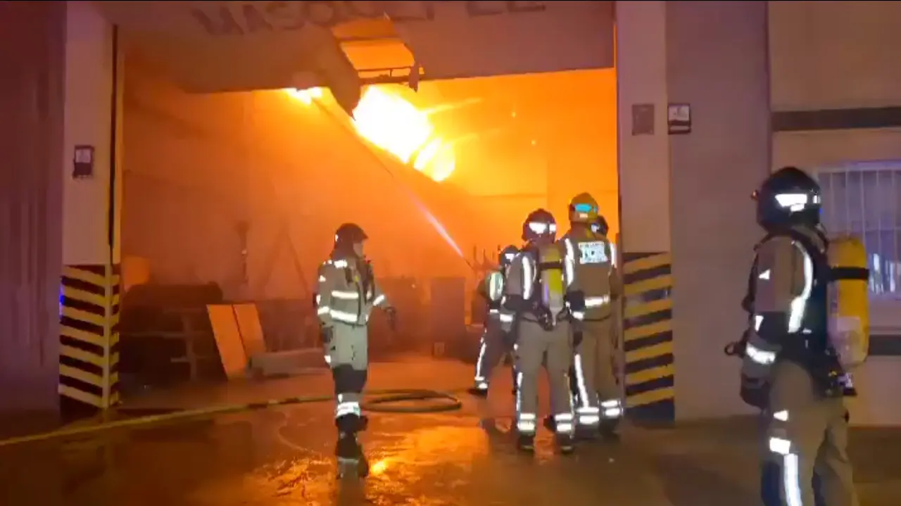 Bomberos dan por controlado el incendio en 'La Serreta' (foto: 1-1-2)