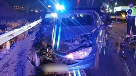Uno de los veh&iacute;culos implicados en el accidente queda totalmente destrozado (foto: 112)