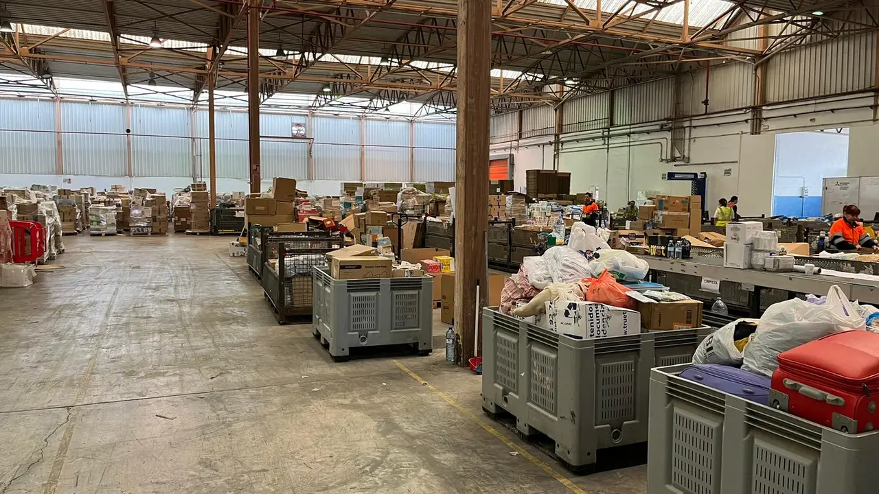 Interior de la nave puesta a disposici&oacute;n por parte de Mercadona a la Conselleria de Servicios Sociales para la canalizaci&oacute;n de donaciones
