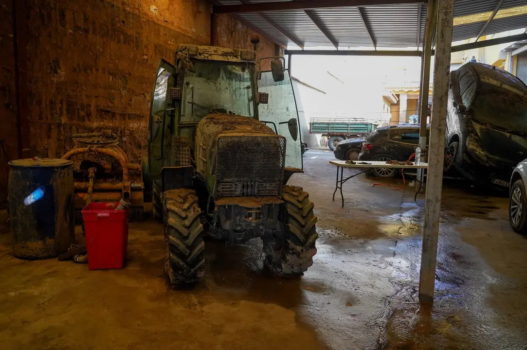 Un tractor lleno de barro en Valencia (foto: EP)
