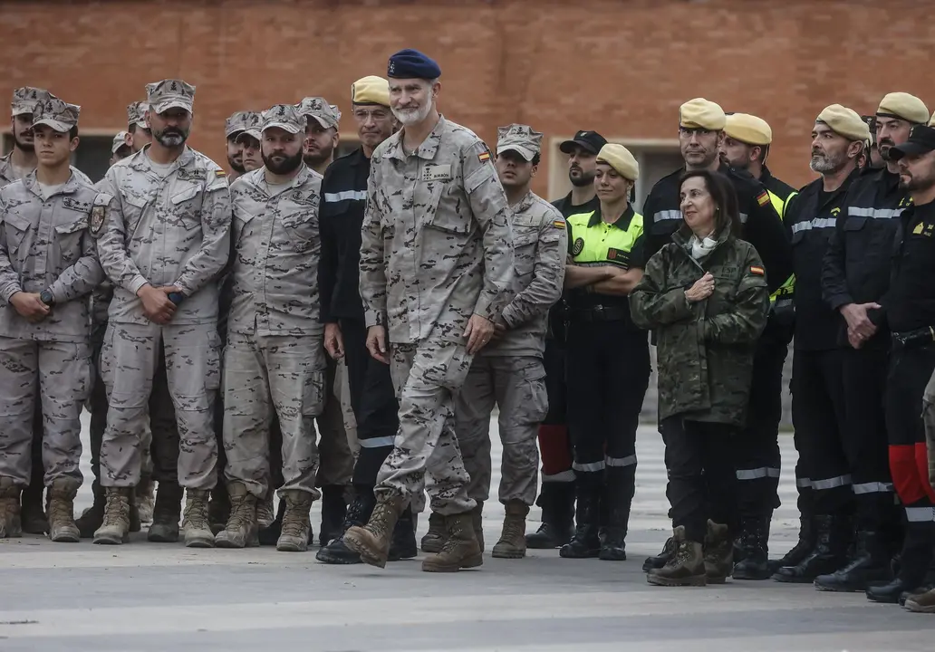 El Rey Felipe VI visita la base de B&eacute;tera donde se encuentran militares desplegados en las zonas afectadas por la DANA del 29 de octubre que afect&oacute; localidades de la provincia de Valencia (foto: EP)