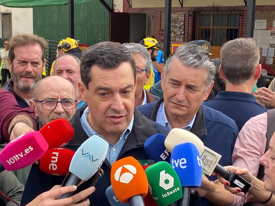 El presidente de la Junta, Juanma Moreno, atiende a los medios en la localidad malague&ntilde;a de Benamargosa  (foto: EP)