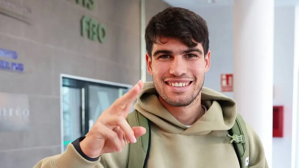 Carlos Alcaraz llega al Aeropuerto de M&aacute;laga para disputar la Copa Davis con el equipo espa&ntilde;ol (foto: Copa Davis)