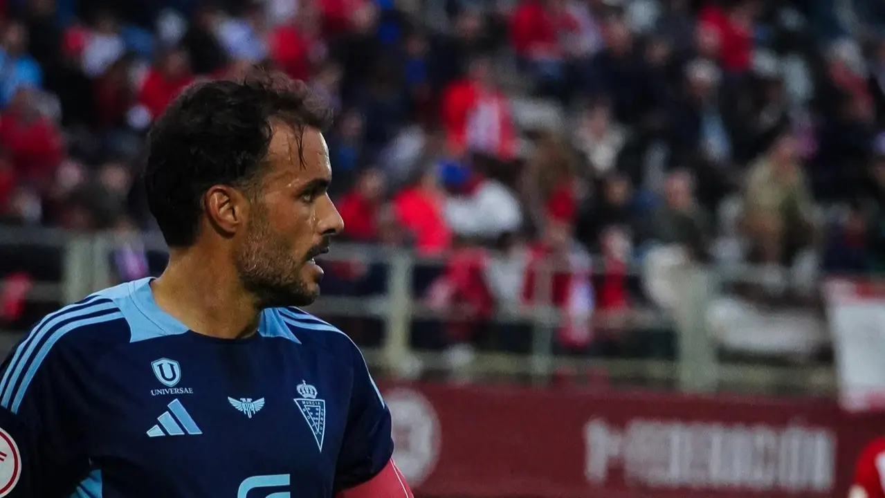 Pedro Le&oacute;n durante el partido del Real Murcia ante el Algeciras (foto: Real Murcia)