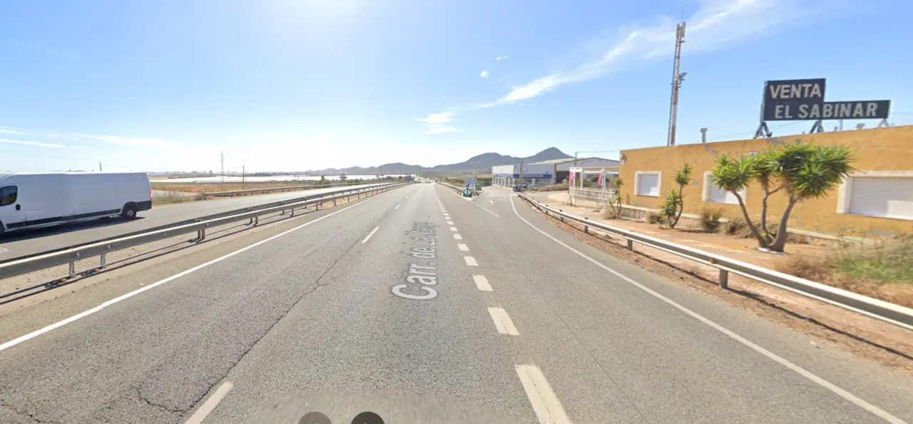 Punto exacto en el que se habr&iacute;a producido el accidente m&uacute;ltiple de la RM-12, que se ha saldado con la muerte de dos mujeres (foto: Google Maps)