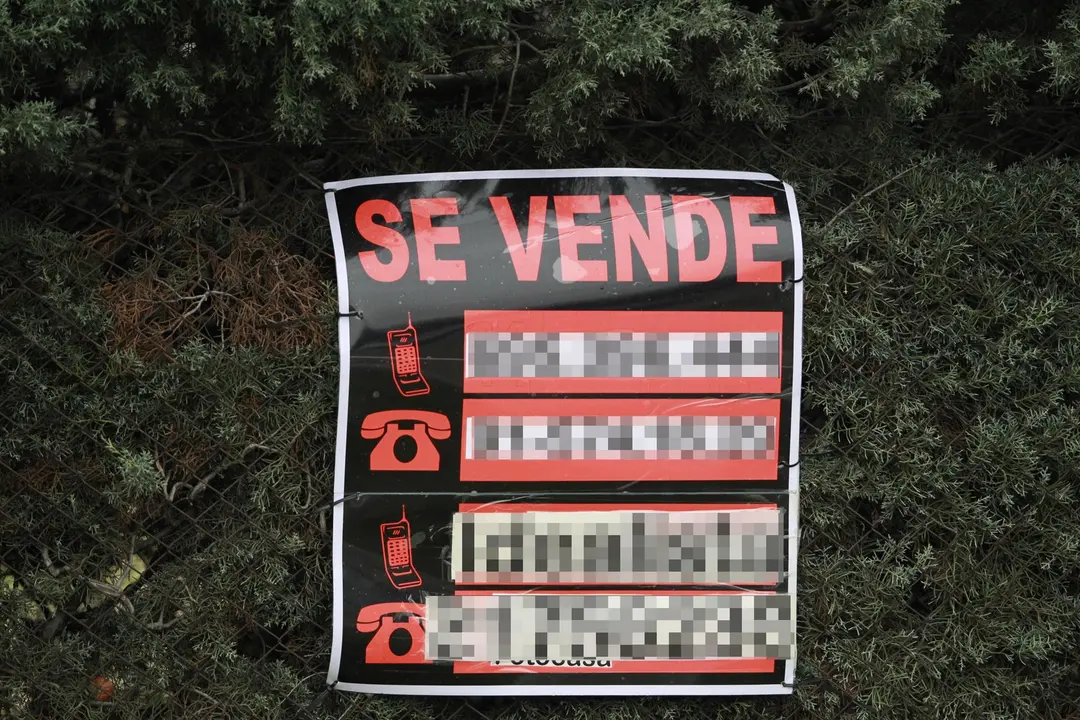 Cartel de viviendas en venta