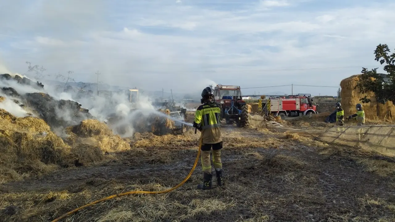 Un efectivo del CEIS trabaja en la extinci&oacute;n del incendio declarado en un terreno agr&iacute;cola en Alhama de Murcia (foto: CEIS Regi&oacute;n de Murcia)
