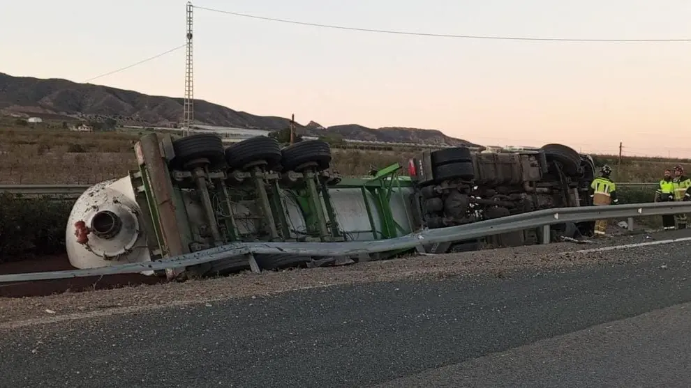 Cami&oacute;n volcado en la A-7 en Puerto Lumbreras