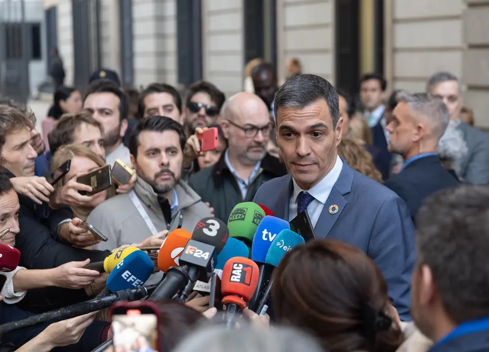 El presidente del Gobierno, Pedro S&aacute;nchez, atiende a los medios de comunicaci&oacute;n (foto: EP)