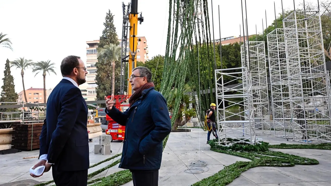 El alcalde de Murcia, Jos&eacute; Ballesta, y el concejal de Desarrollo Urbano y Ciudad Inteligente, Jos&eacute; Guill&eacute;n, en la zona donde se instala el gran &aacute;rbol de Navidad