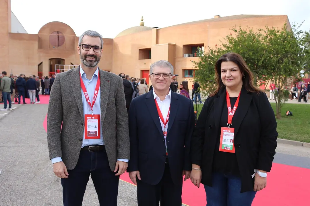 El secretario general del PSRM, Jos&eacute; V&eacute;lez, junto a Francisco Lucas y Mar&iacute;a Jes&uacute;s L&oacute;pez, desde el 41&ordm; Congreso Federal del PSOE