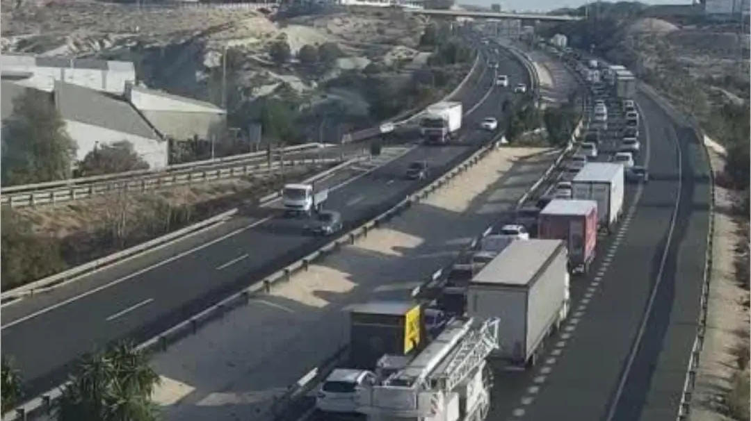 Un accidente provoca retenciones de hasta 4 kil&oacute;metros en la A-30 (foto: DGT)