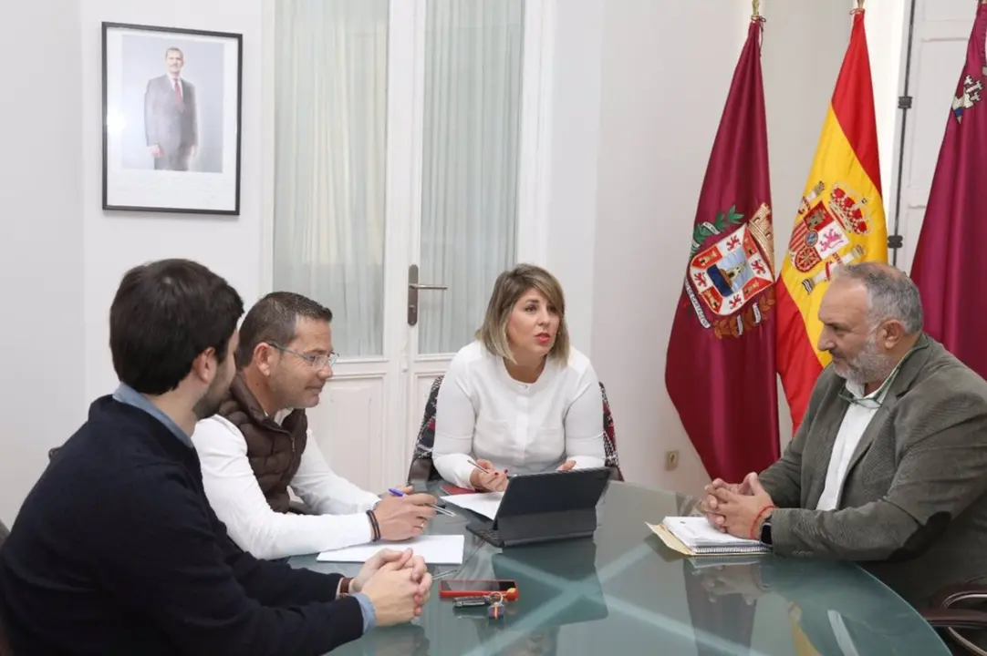 La alcaldesa de Cartagena, Noelia Arroyo, reunida con el presidente de la Federaci&oacute;n de Cofrad&iacute;as de Pescadores de la Regi&oacute;n, Bartolom&eacute; Navarro