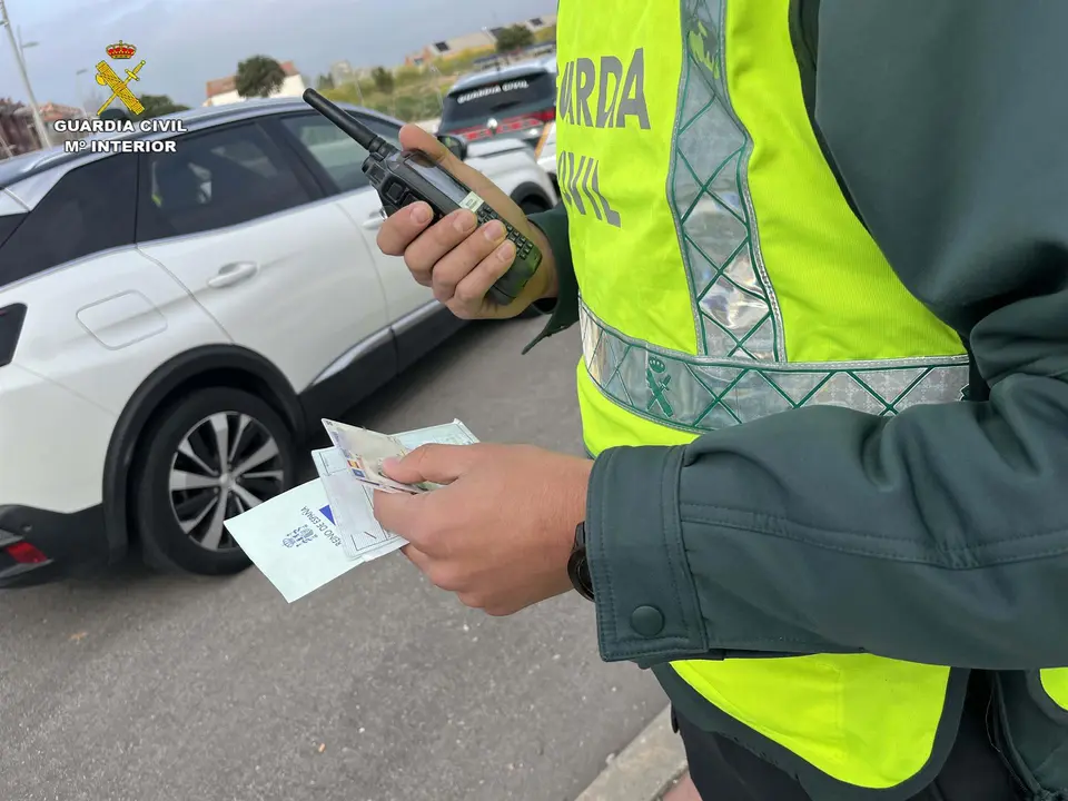 Un agente de la Guardia Civil en un control de carretera (foto: GC)
