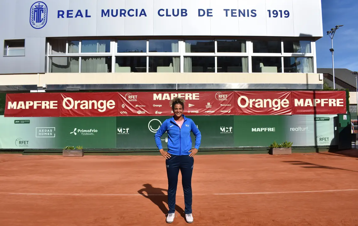 La tenista egipcia Mayar Sherif, en las instalaciones del Real Murcia Club de Tenis (foto: RMCT)