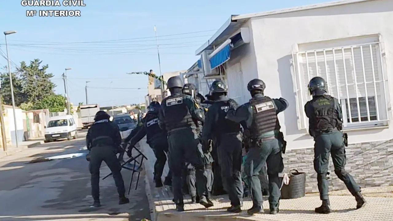 Imagen de la operaci&oacute;n desarrollada por la Guardia Civil (foto: GC)