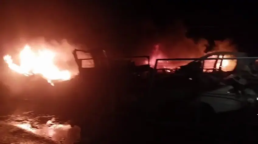 Incendio declarado en un desguace de veh&iacute;culos en Fuente &Aacute;lamo (foto: 112)