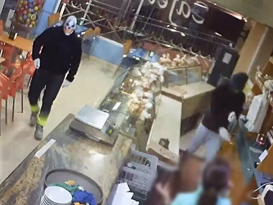 Los dos detenidos por atracar en el municipio alicantino de Villena y en La Uni&oacute;n (foto: GC)