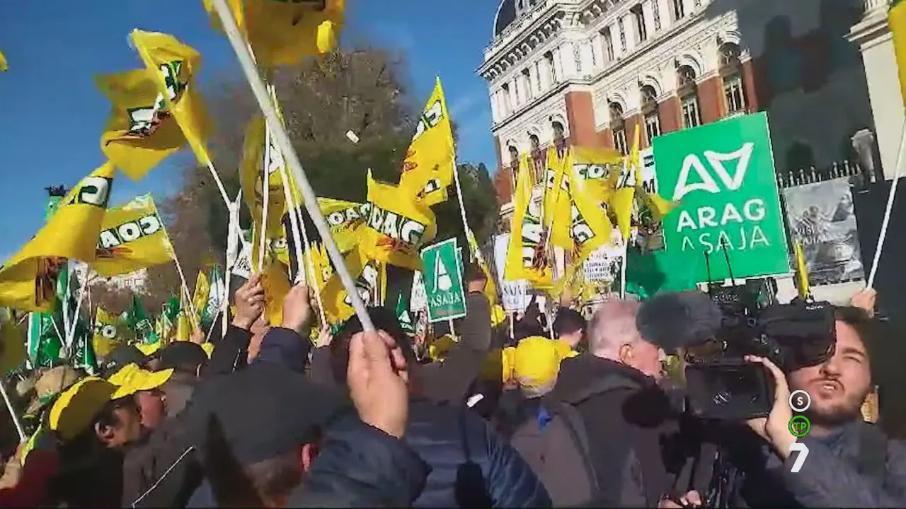 Agricultores y ganaderos de toda Espa&ntilde;a protestan por el acuerdo de la UE con Mercosur (foto: La 7)