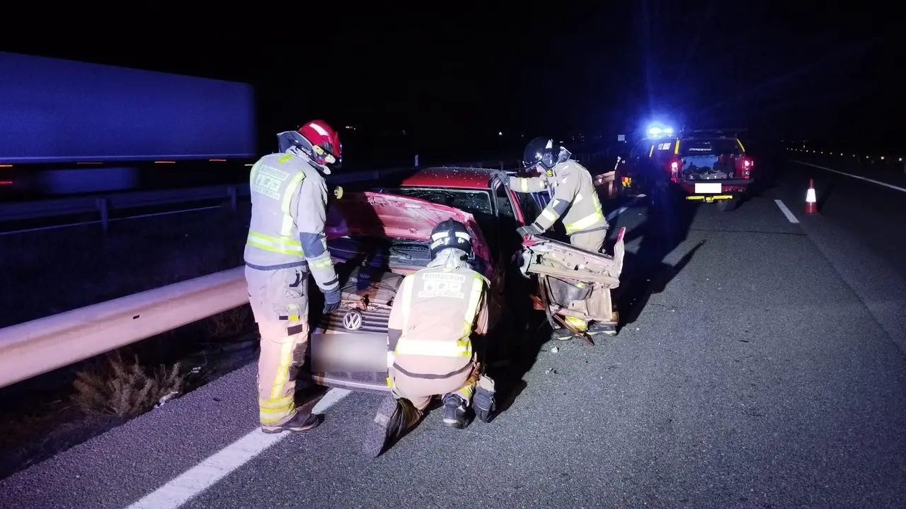 Efectivos de bomberos de la Regi&oacute;n en el lugar del accidente (foto: Bomberos CEIS)