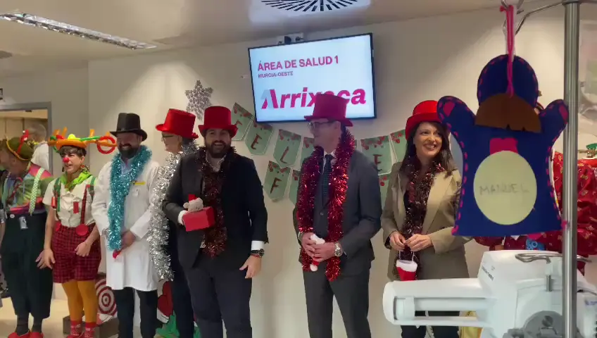 Fernando L&oacute;pez Miras visita a los ni&ntilde;os ingresados en el hospital Virgen de la Arrixaca (foto: La 7)
