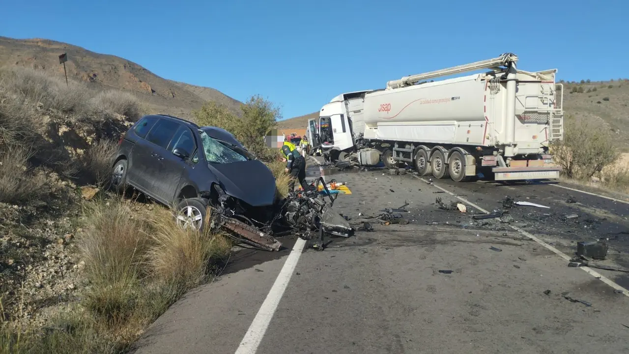 Accidente que ha tenido lugar en la carretera que une Almendricos con Puerto Lumbreras y que se ha saldado con la muerte de un hombre (foto: La7)