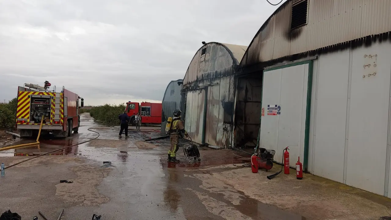 Bomberos trabajando en la zona