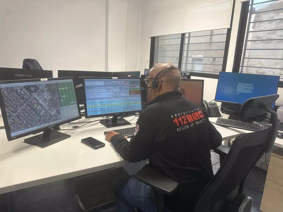 Un trabajador del Centro de Coordinaci&oacute;n de Emergencias de la Regi&oacute;n de Murcia - '1-1-2' REGI&Oacute;N DE MURCIA