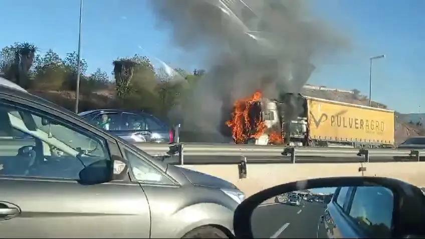 Cami&oacute;n arde en la A-30 (foto: La 7)