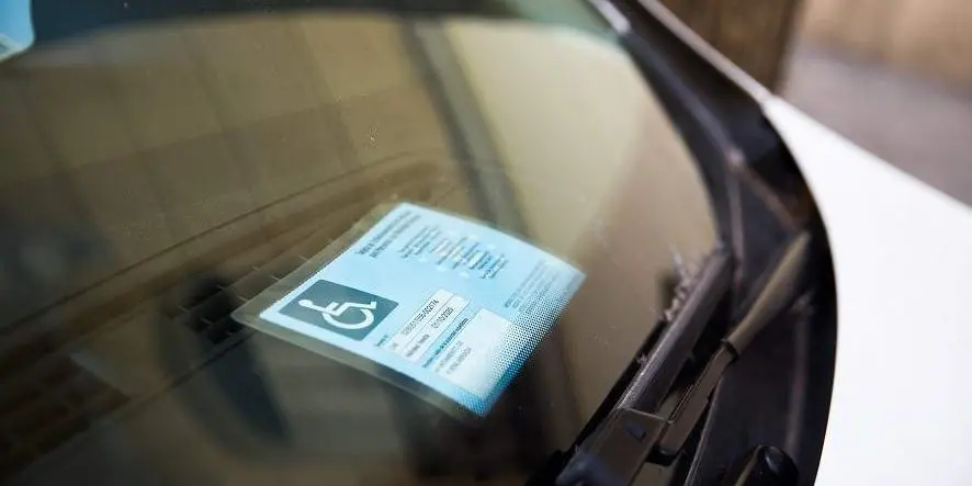 Tarjeta de estacionamiento en plazas para personas con movilidad reducida