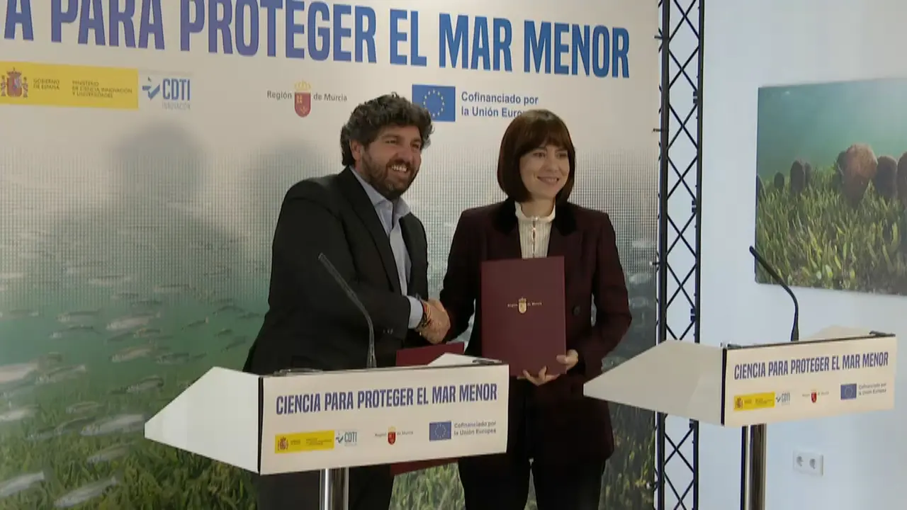 El presidente del Gobierno de la Regi&oacute;n de Murcia, Fernando L&oacute;pez Miras, y la ministra de Ciencia, Innovaci&oacute;n y Universidades, Diana Morant firman un convenio para para impulsar una tecnolog&iacute;a
innovadora para proteger y recuperar el Mar Menor (foto: La 7)