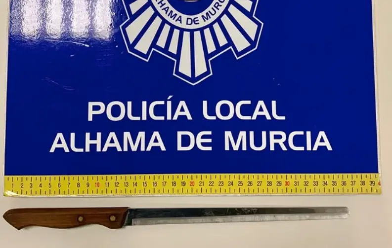 Cuchillo de grandes dimensiones que portaba el detenido en Alhama de Murcia (foto: Polic&iacute;a Local de Alhama de Murcia)