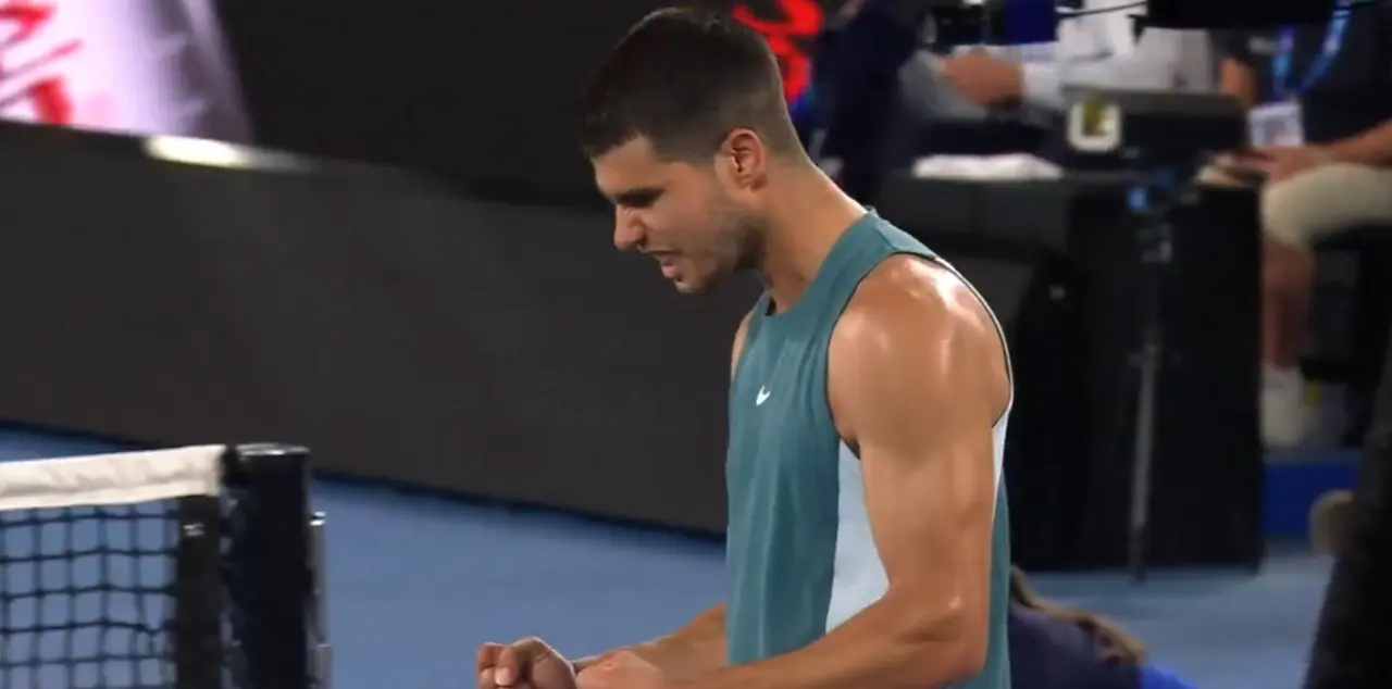 Carlos Alcaraz celebra su victoria ante Alexander Shevchenko en su primer partido de la temporada en el Open de Australia (foto: Open de Australia)